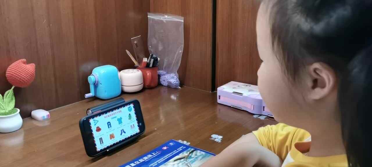 10.15学前A班赵欣奕观看英语单词视频