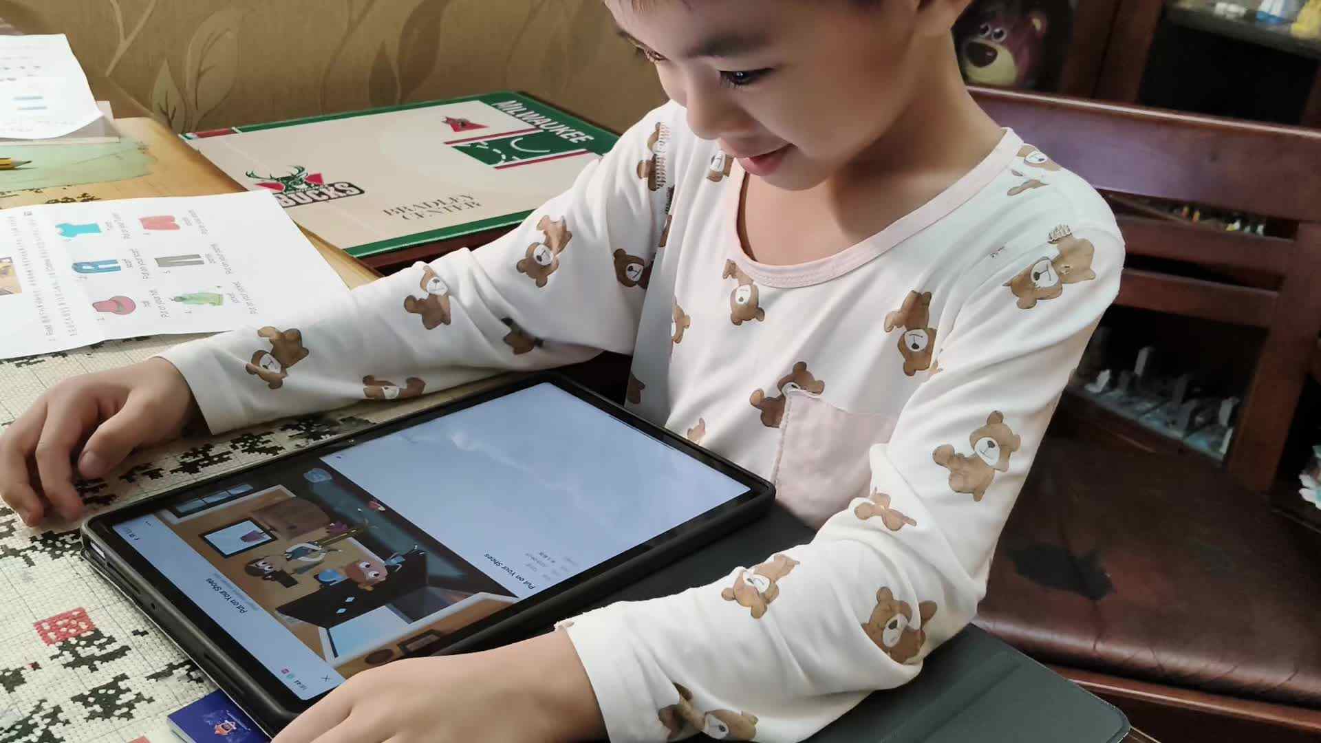 学前b刘倬宇看英语视频20251012.mp4