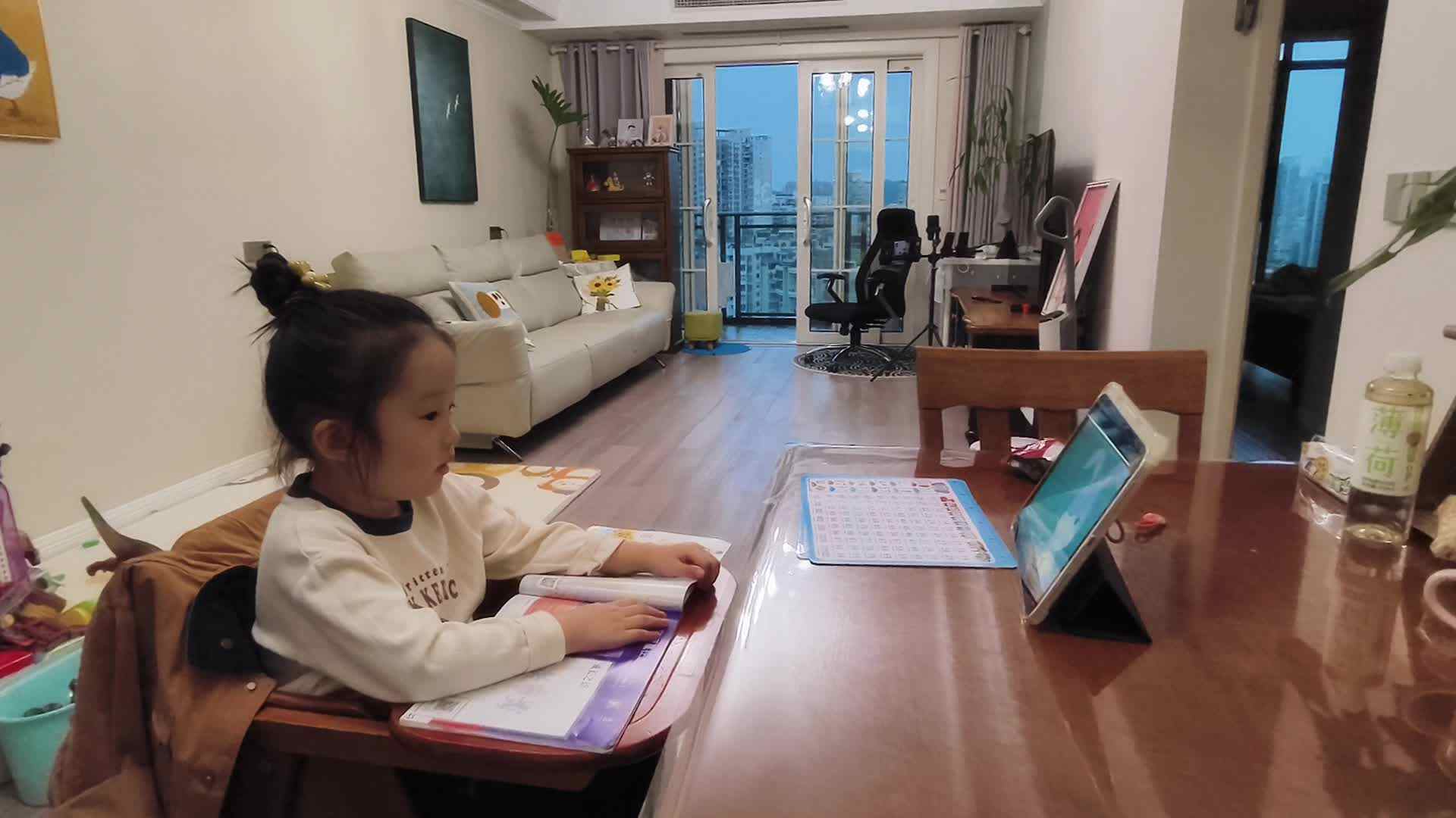 大A班+2025.10.14+陈苏妍+《观看英语视频》