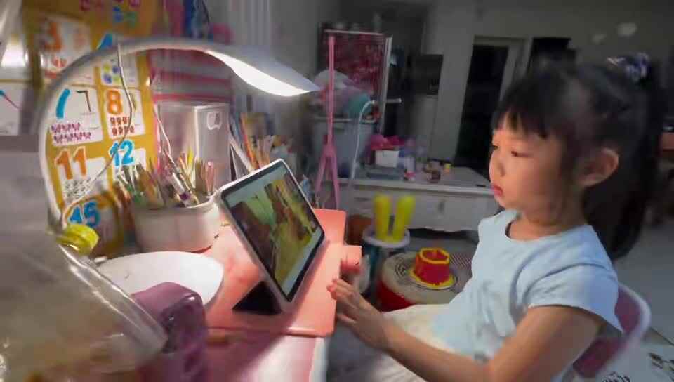 20251012学前B班舒琳芯观看英语视频