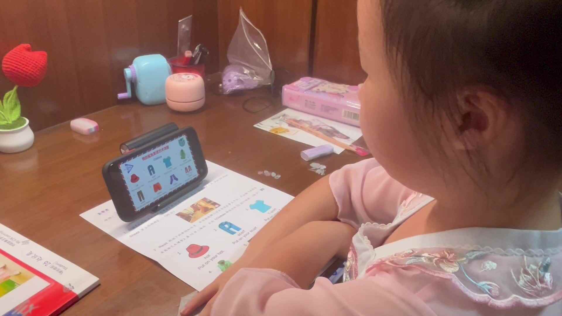 10.12学前A班赵欣奕观看并跟读英语单词句子