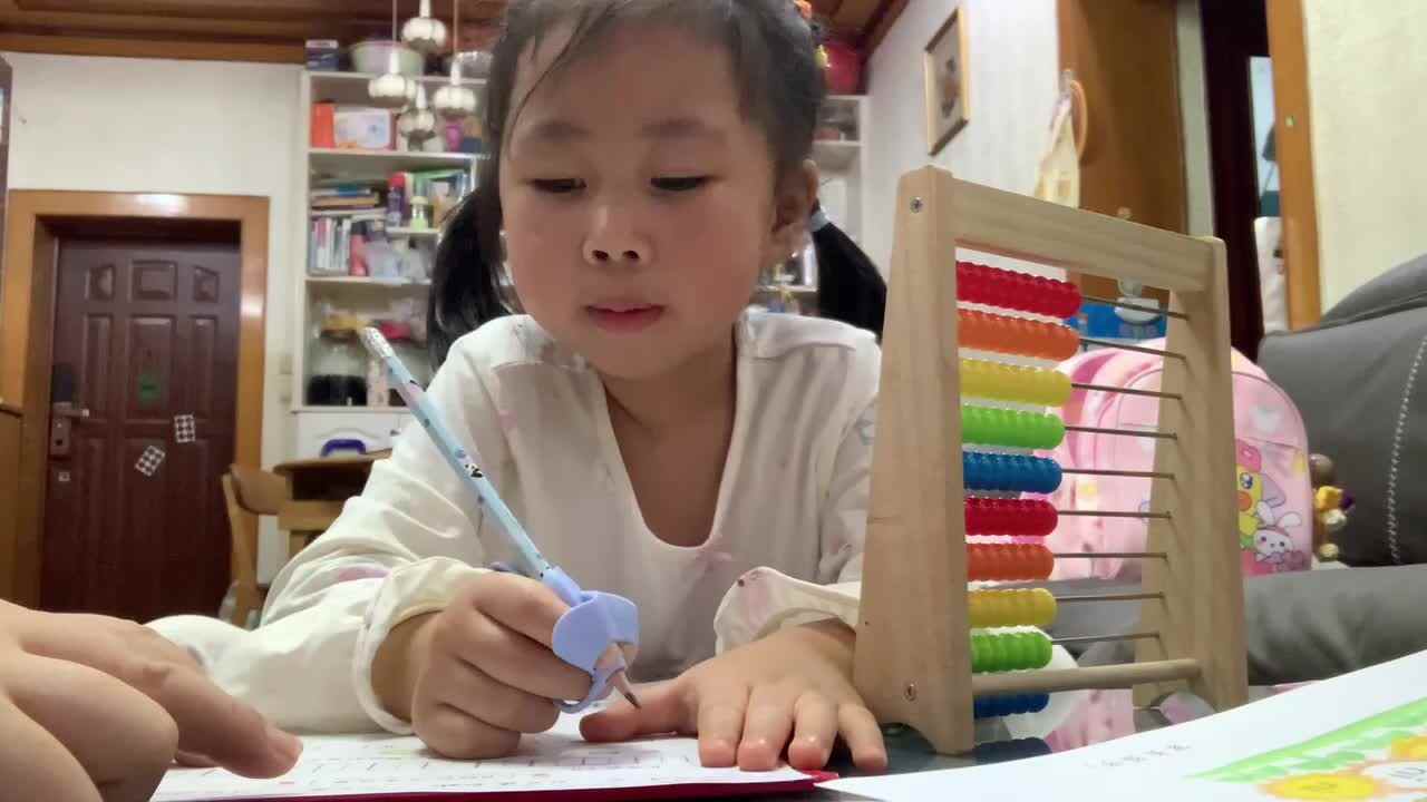 学前A班2025.10.13张艺涵-数学作业单.MOV