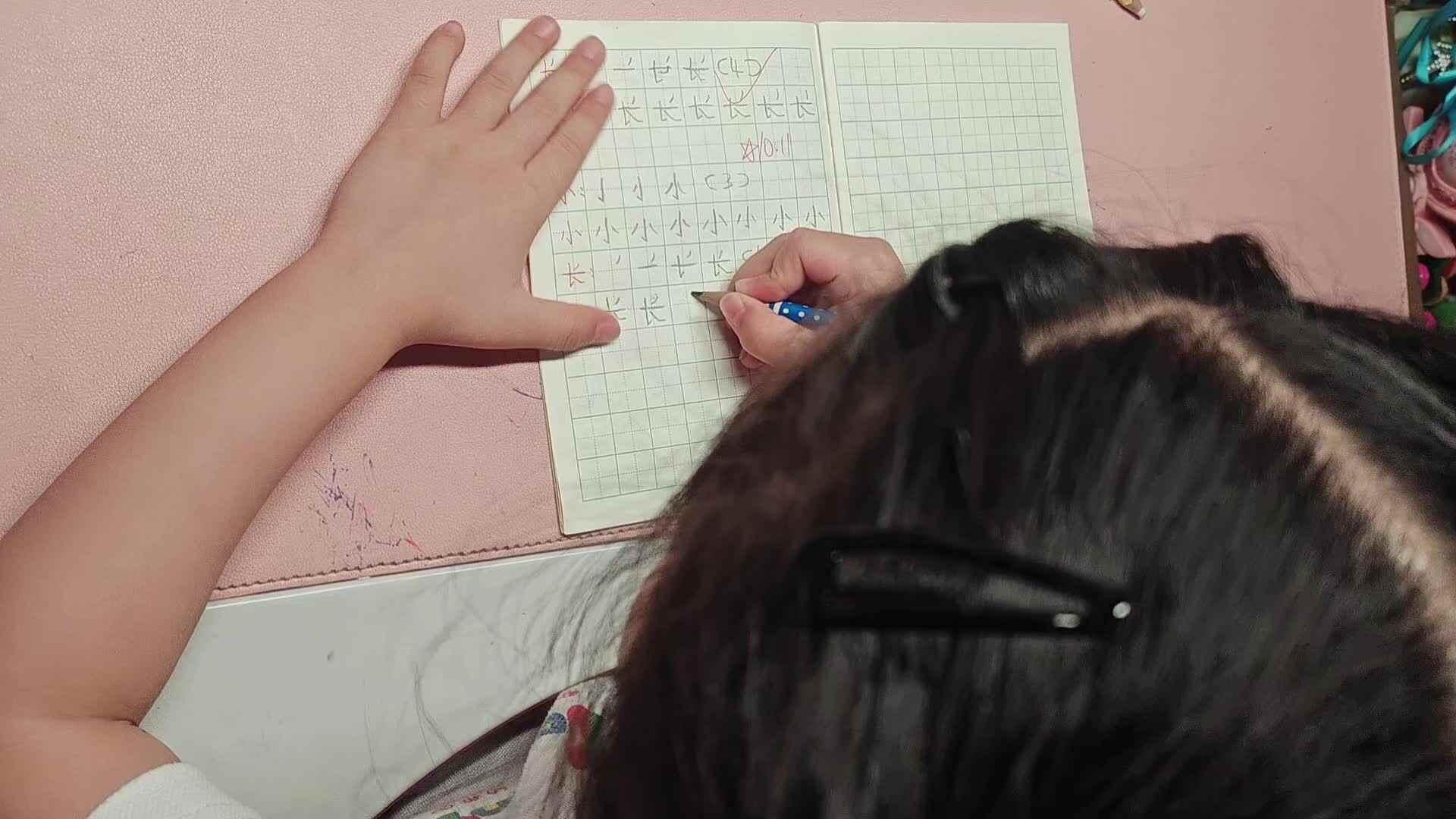 学A李思锦：写汉字/2—5的分解与组合/英语/踏步