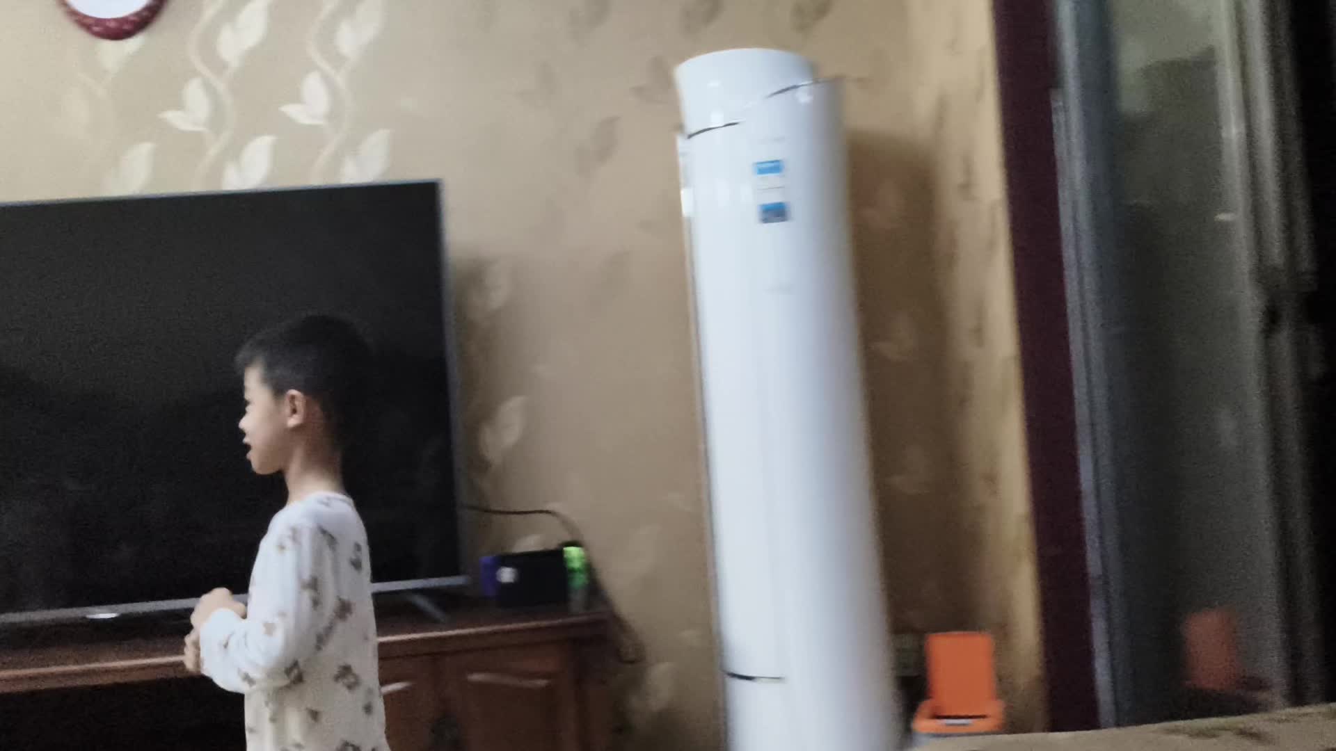 学前b刘倬宇走正步20201012.mp4