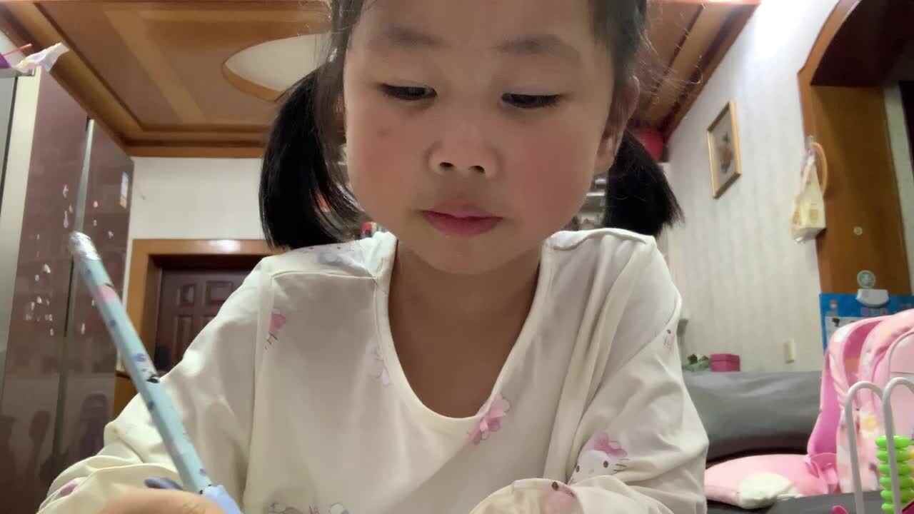 学前A班2025.10.13张艺涵-作业单.MOV