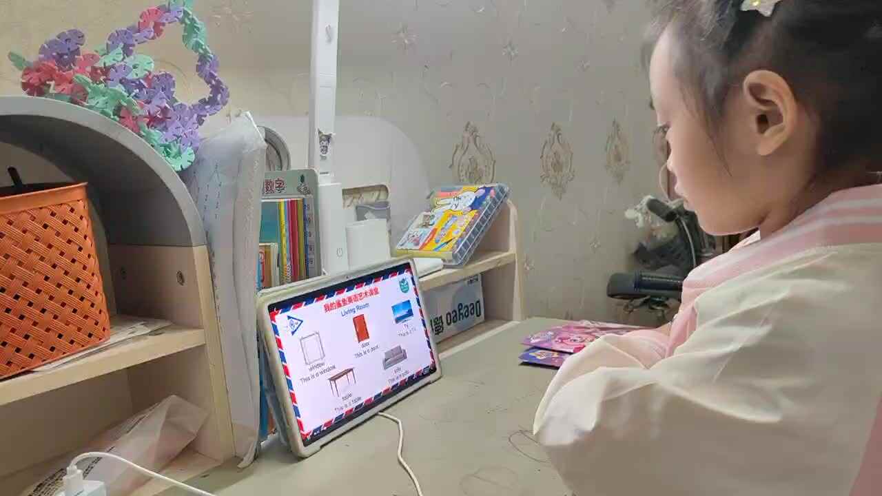 ⁣⁣2025年11月12日学前B班谭诗锜观看鲨鱼英语22页视频《Living room 朗读示范》