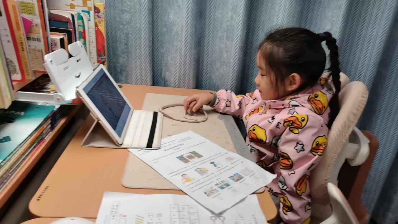 VID_20251119_学前B班宁汐言朗读以下单词和句子，观看《Bathroom朗读示范》进行跟读。