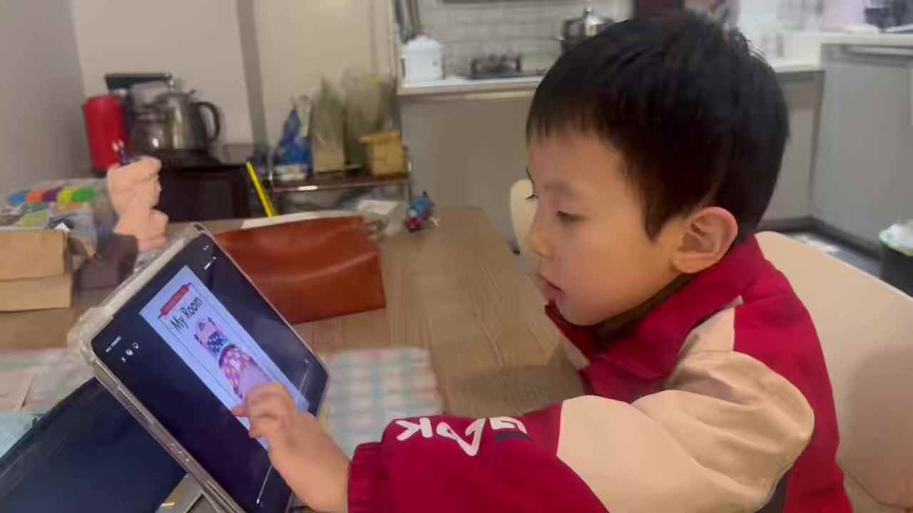 2025.11.26学B班 王千与 观看英语绘本《my room》