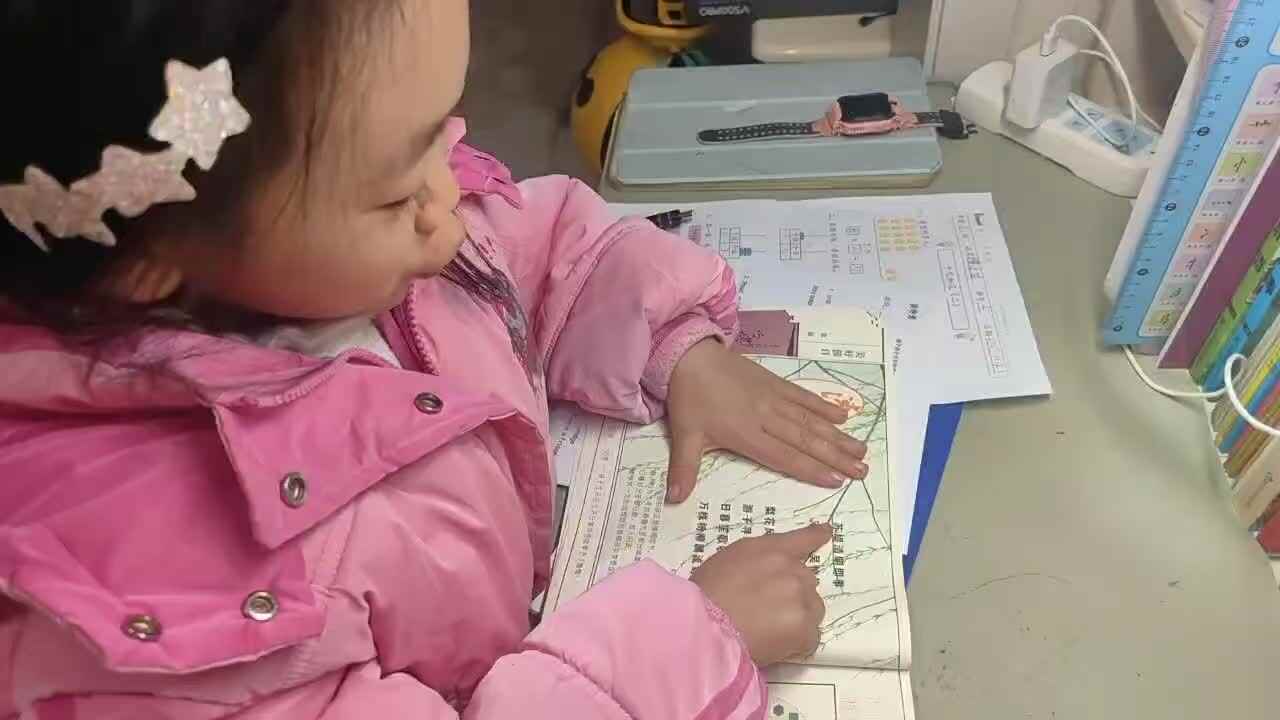 2025年11月23日学前B班谭诗锜指读古诗《苏堤清明即事》