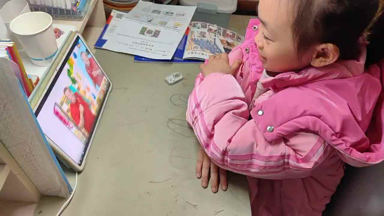 ⁣⁣2025年11月19日学前B班谭诗锜观看鲨鱼英语24页视频《Brush Your teeth》