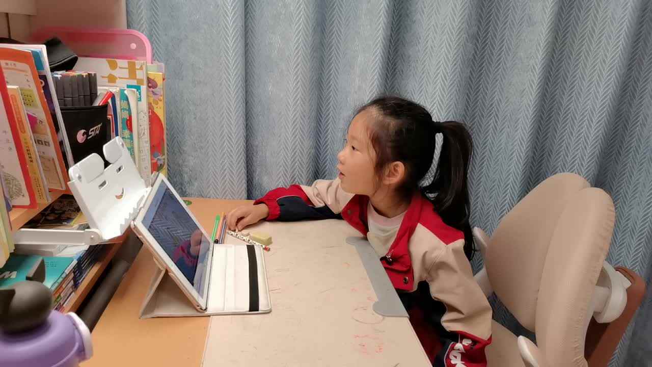 VID_20251114_学前B班宁汐言观看《Bathroom朗读示》进行跟读。