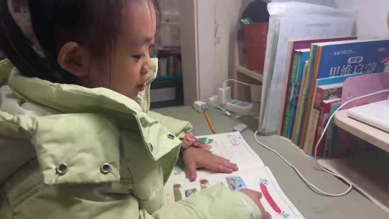 ⁣⁣⁣⁣2025年11月17日学前B班谭诗锜指读拼音书63-66的内容