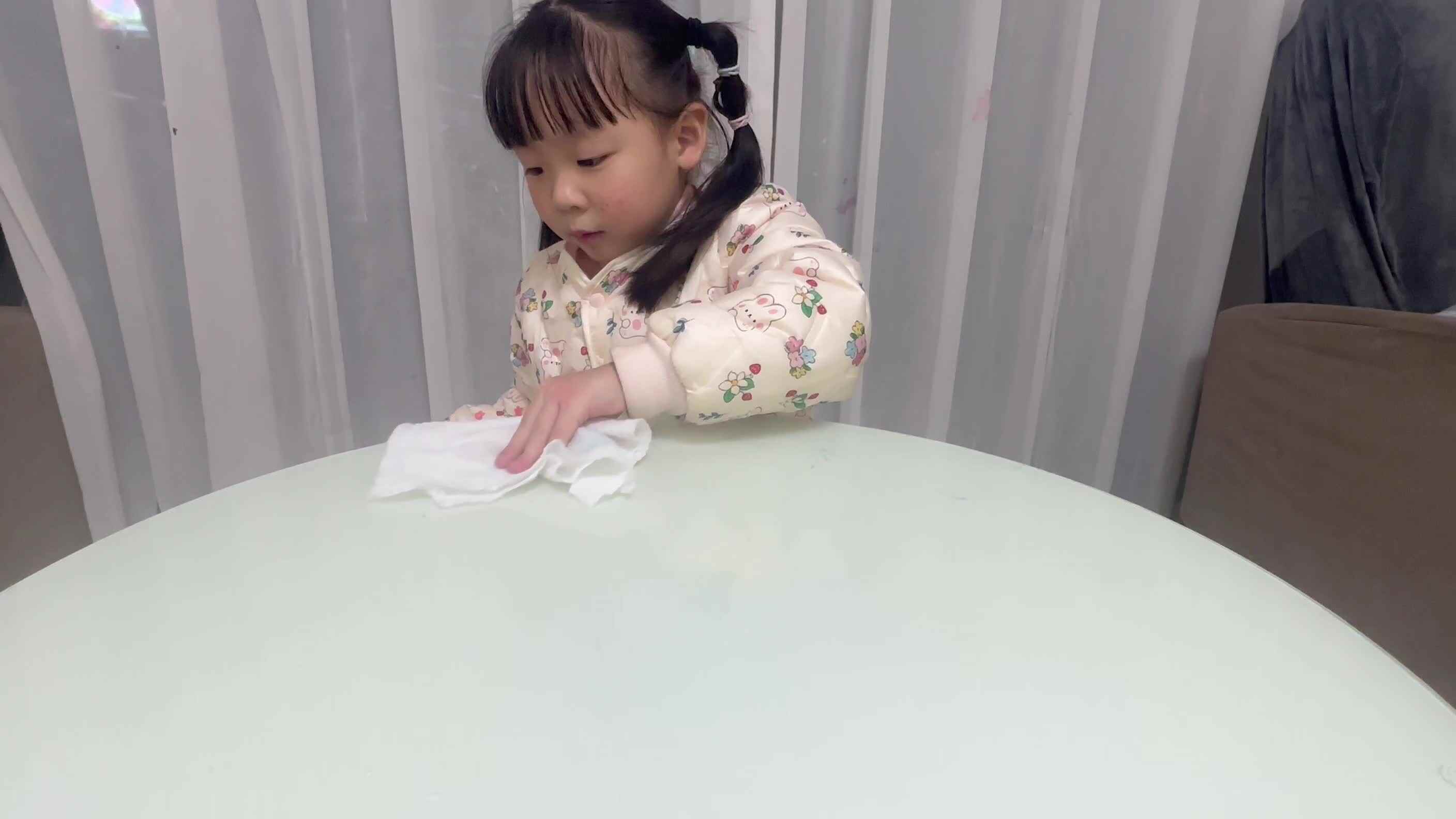 2025年11月12日大A班夏爱林～擦桌子