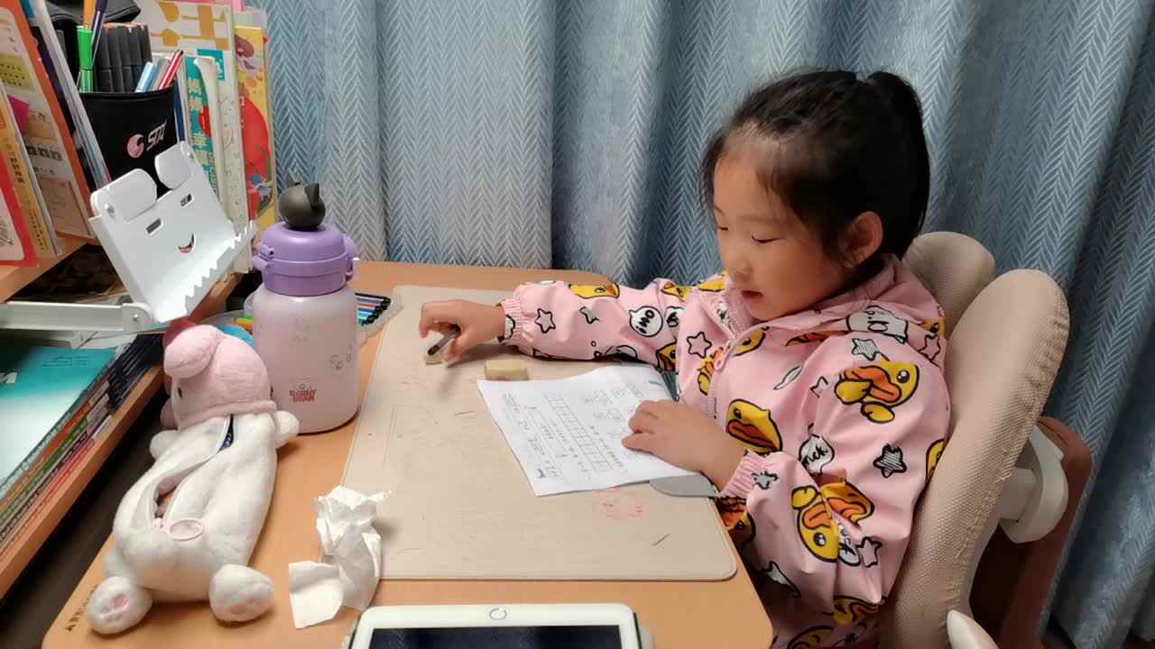 VID_20251118_学前B班宁汐言完成数学游戏单。