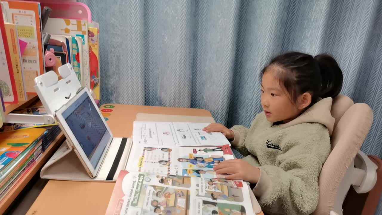 VID_20251126_学前B班宁汐言请读以下单词和句子，观看《Bedroom朗读示范》进行跟读。