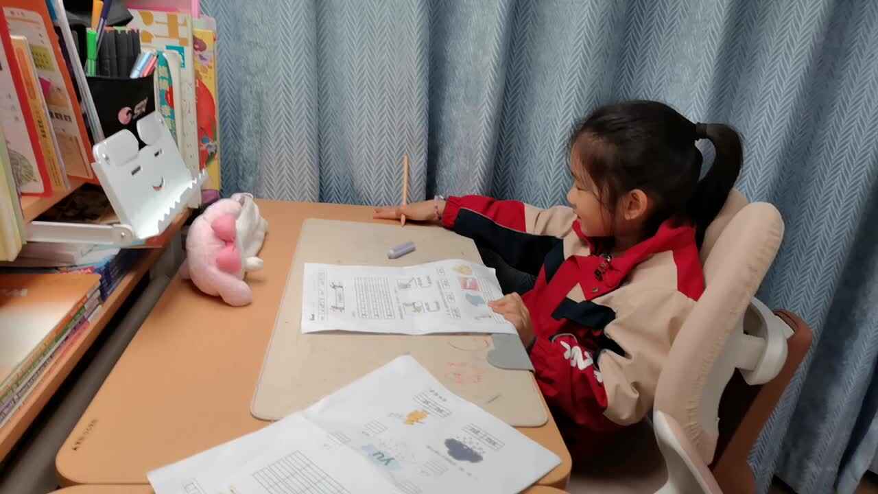 VID_20251117_学前B班宁汐言完成拼音作业单。
