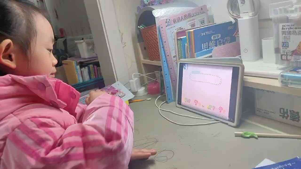 ⁣⁣⁣⁣⁣2025年11月18日学前B班谭诗锜观看拼音艺术课堂47页视频《声母w的书写》