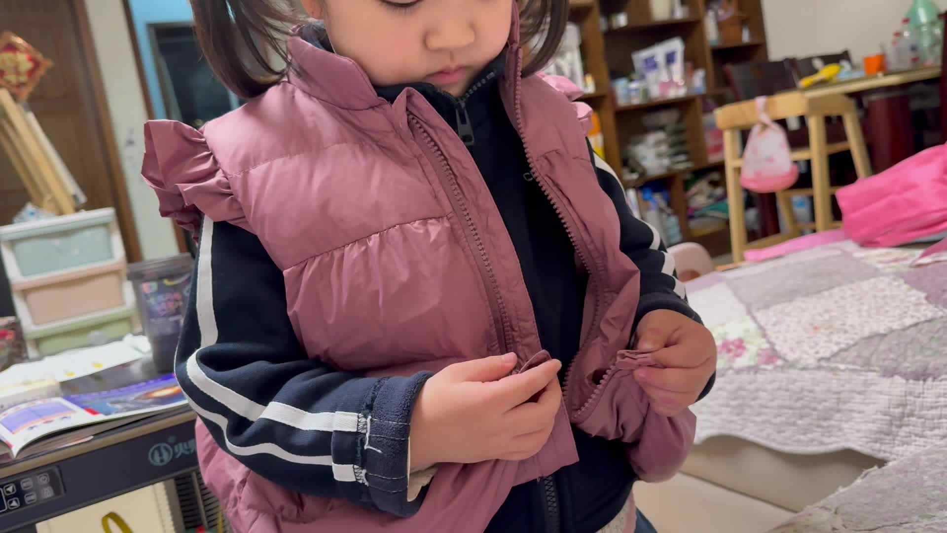 11月10日 中A班陈品漪 学穿衣服