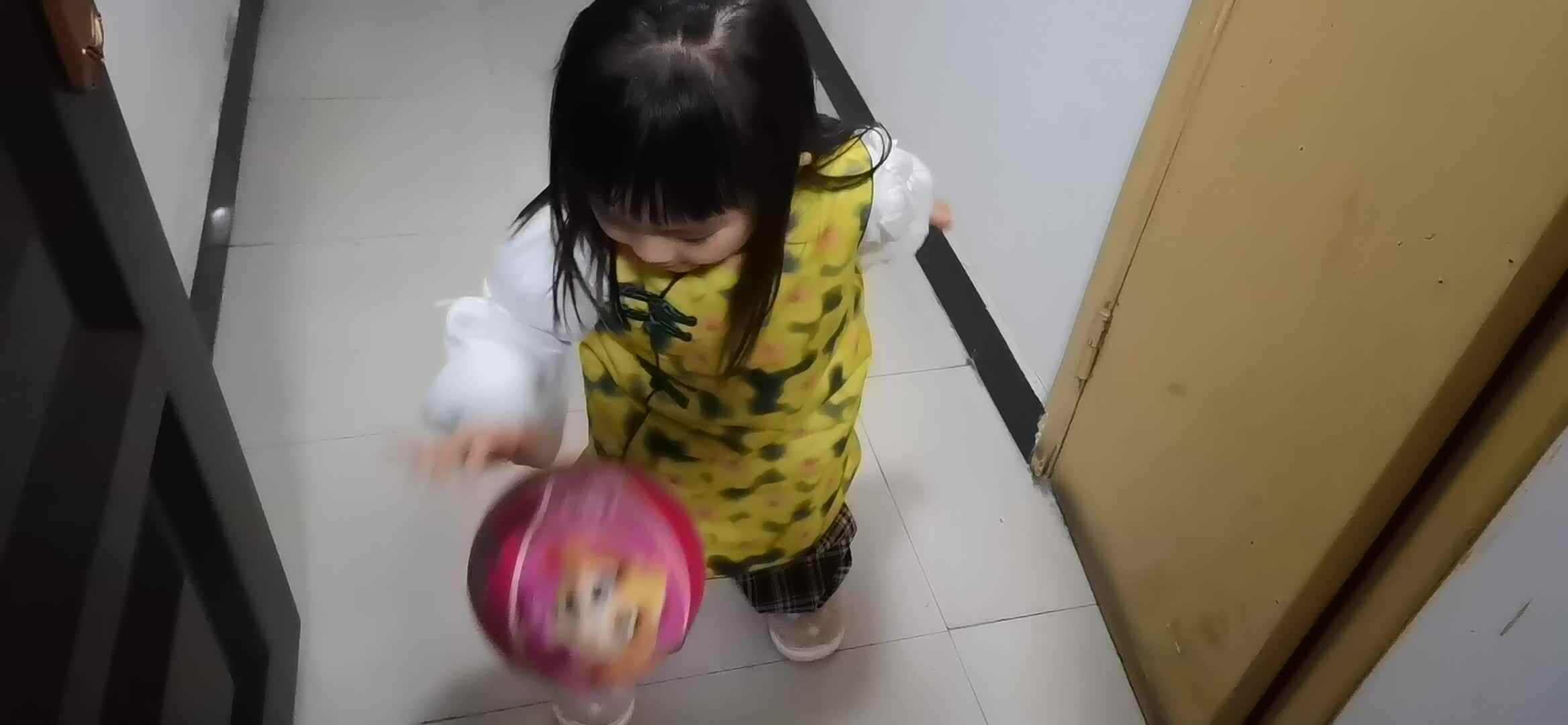 实验大班马司雨练习拍球