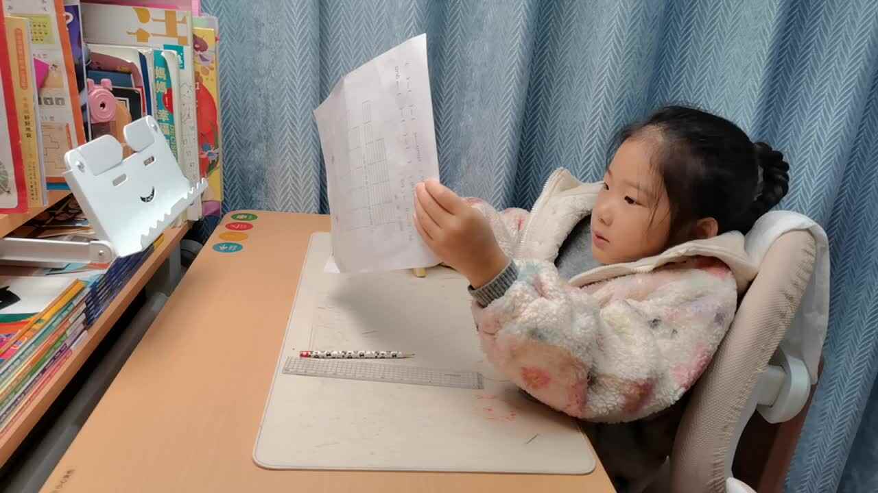 VID_20251121_学前B班宁汐言完成拼音作业单。