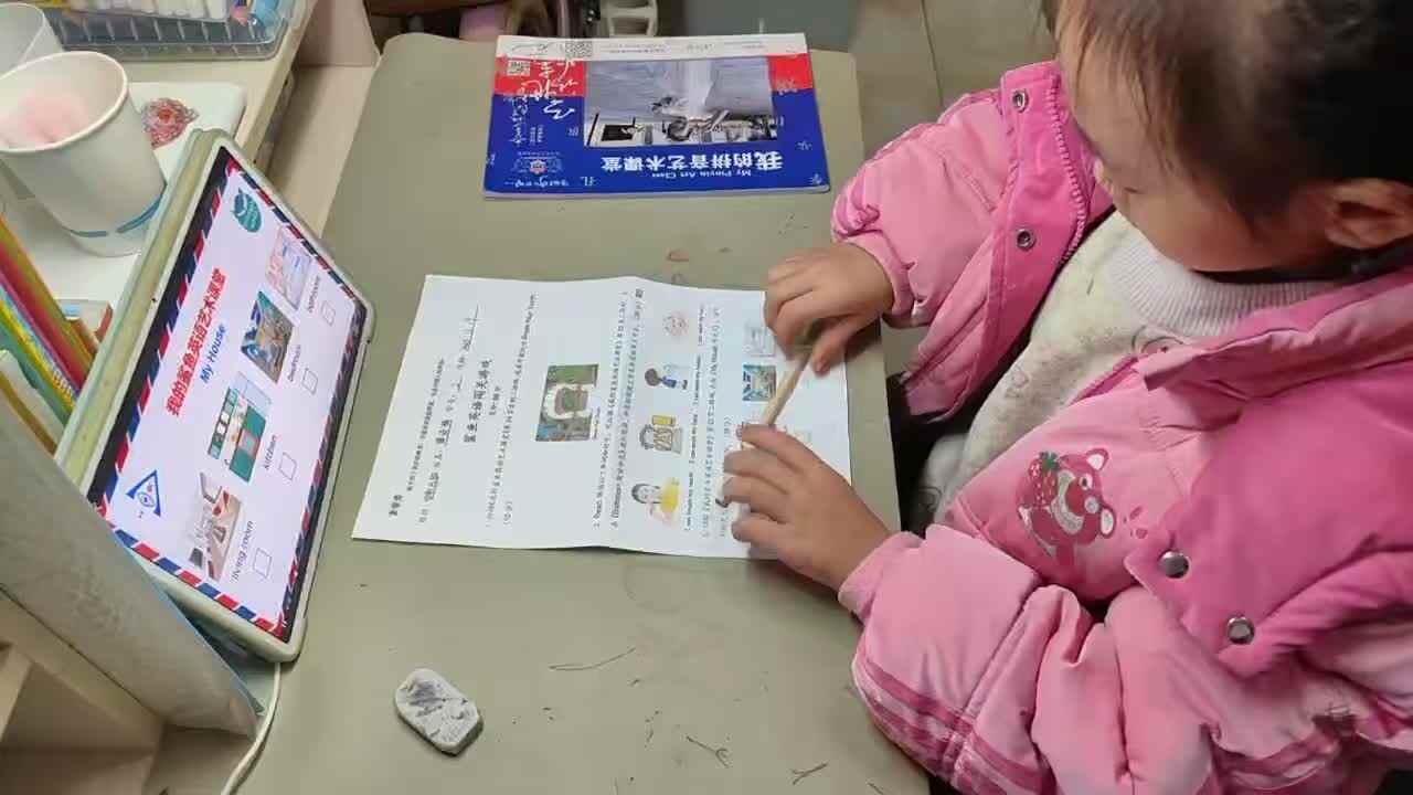 ⁣⁣⁣⁣2025年11月19日学前B班谭诗锜观看鲨鱼英语22页视频《My house听力1》