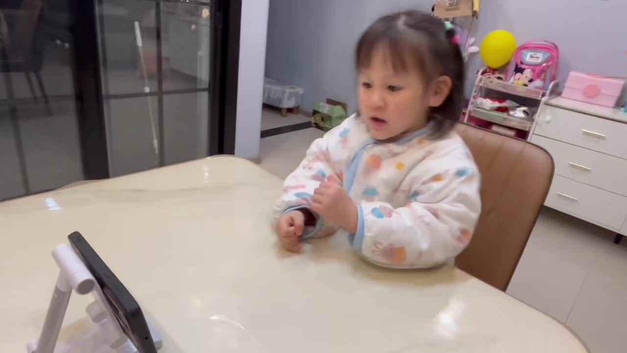 学习手势舞《母鸡萝丝去散步》5929.mov