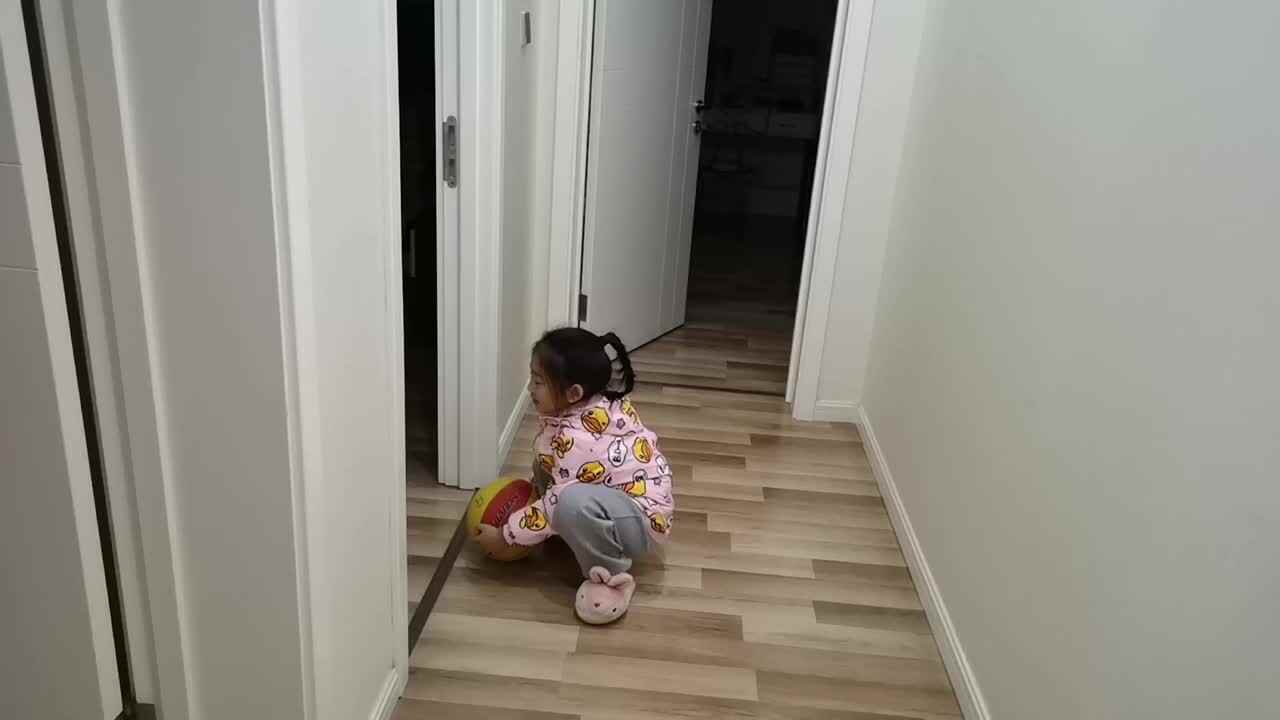 VID_20251119_学前B班宁汐言体能训练，旋转拍球。