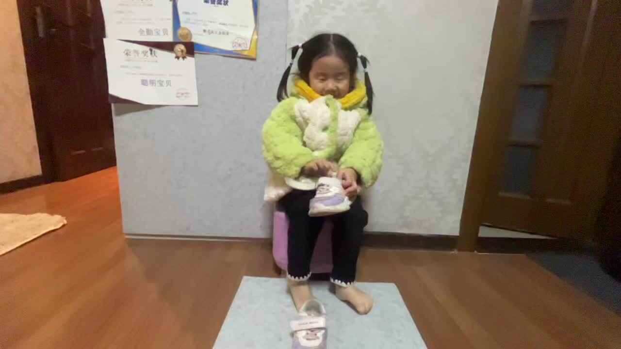 中A班刘谨妍穿鞋子