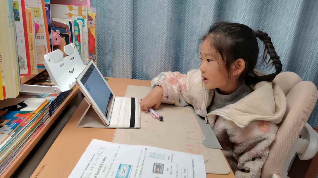 VID_20251121_学前B班宁汐言观看英文儿歌。