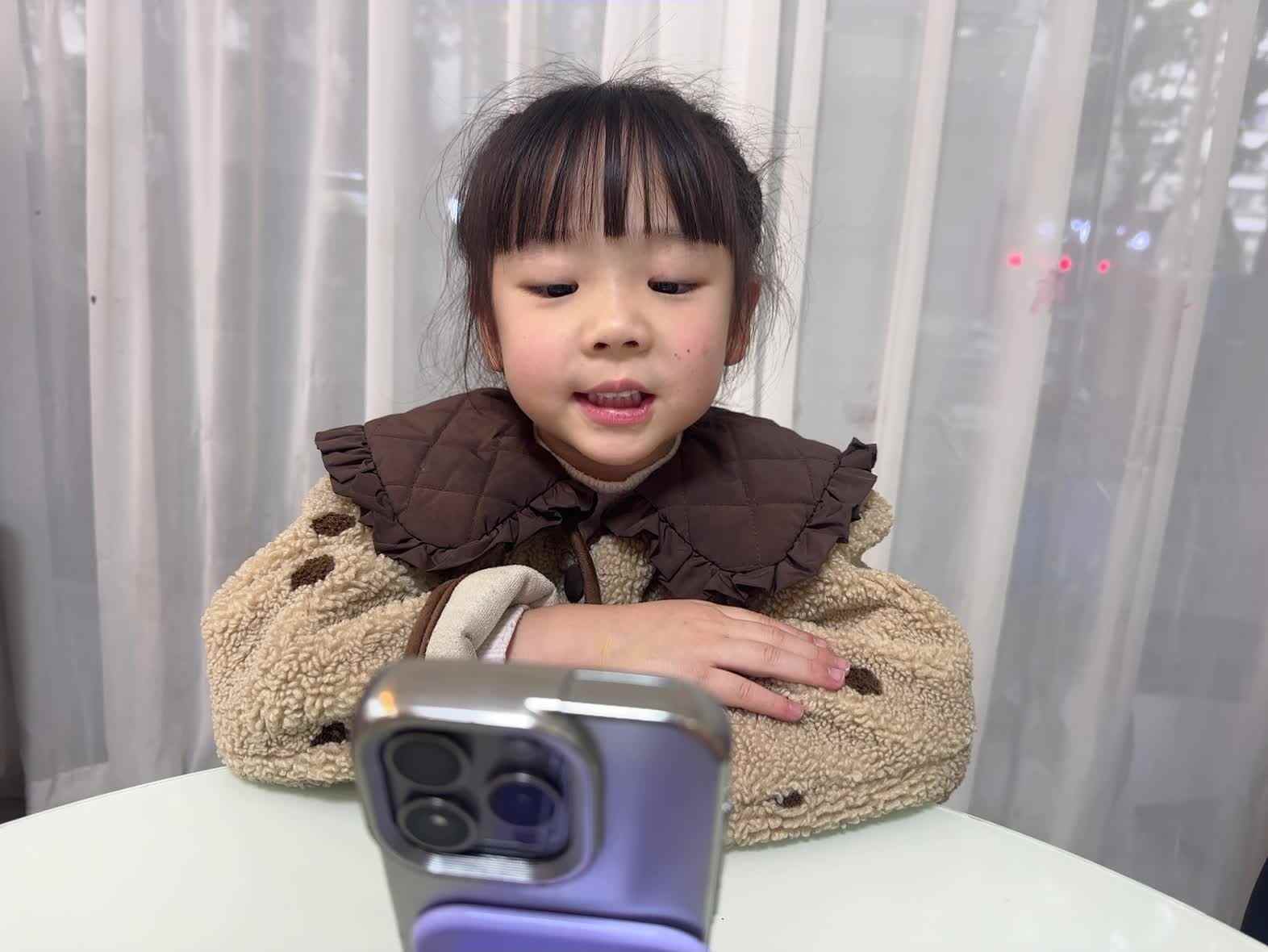 2025年11月17日大A班夏爱林～观看英语视频