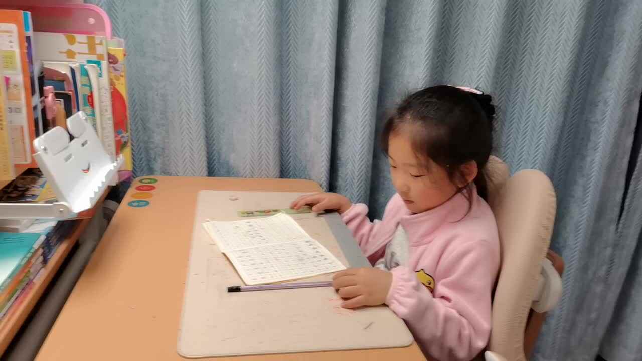 VID_20251112_学前B班宁汐言完成汉字书写。