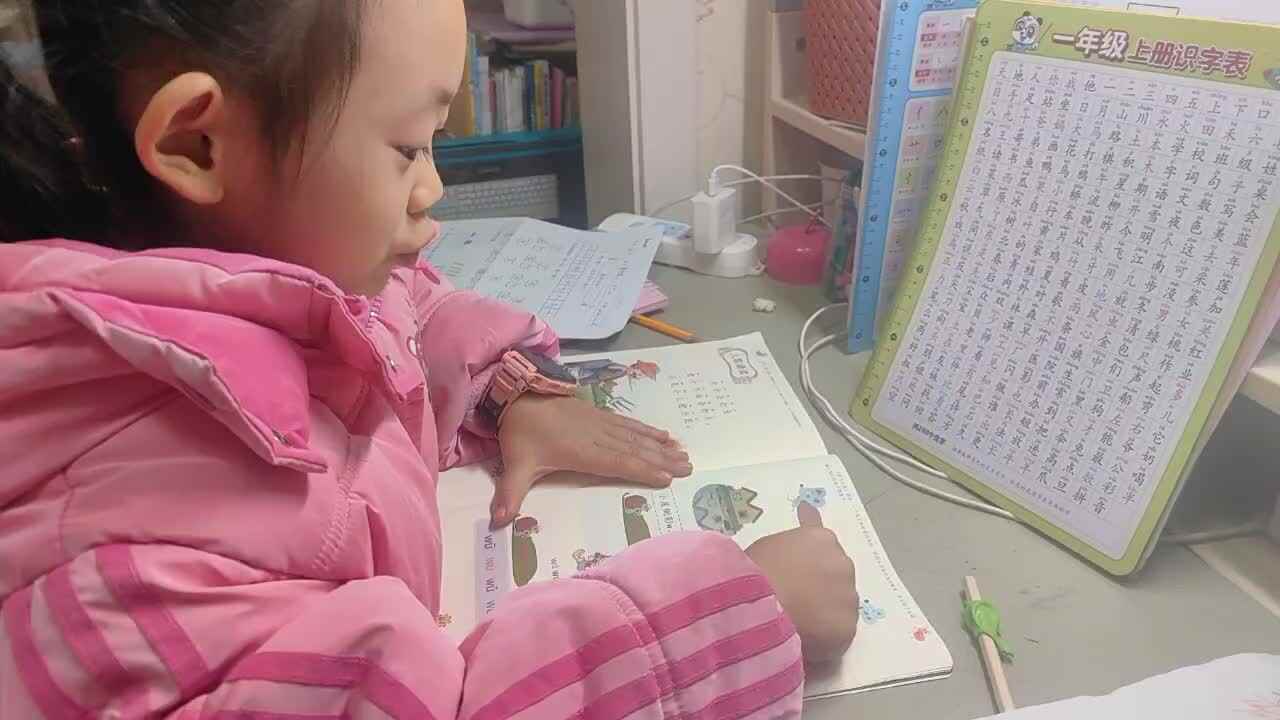 ⁣⁣⁣2025年11月18日学前B班谭诗锜指读拼音书67-69页