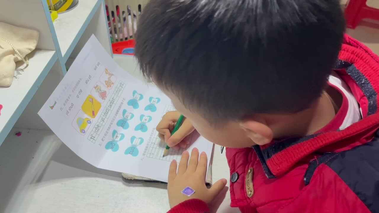 ⁣⁣11.20 学b 田熙辰（完成语文作业单） trim.85EF4273-1F20-422F-9242-CA1117F40DE2.MOV