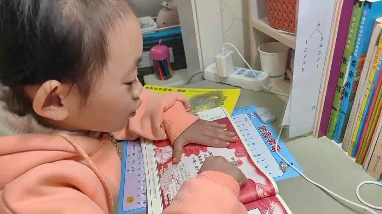 ⁣⁣⁣⁣⁣2025年11月15日学前B班谭诗锜指读古诗《鹧鸪天.建康上元作》