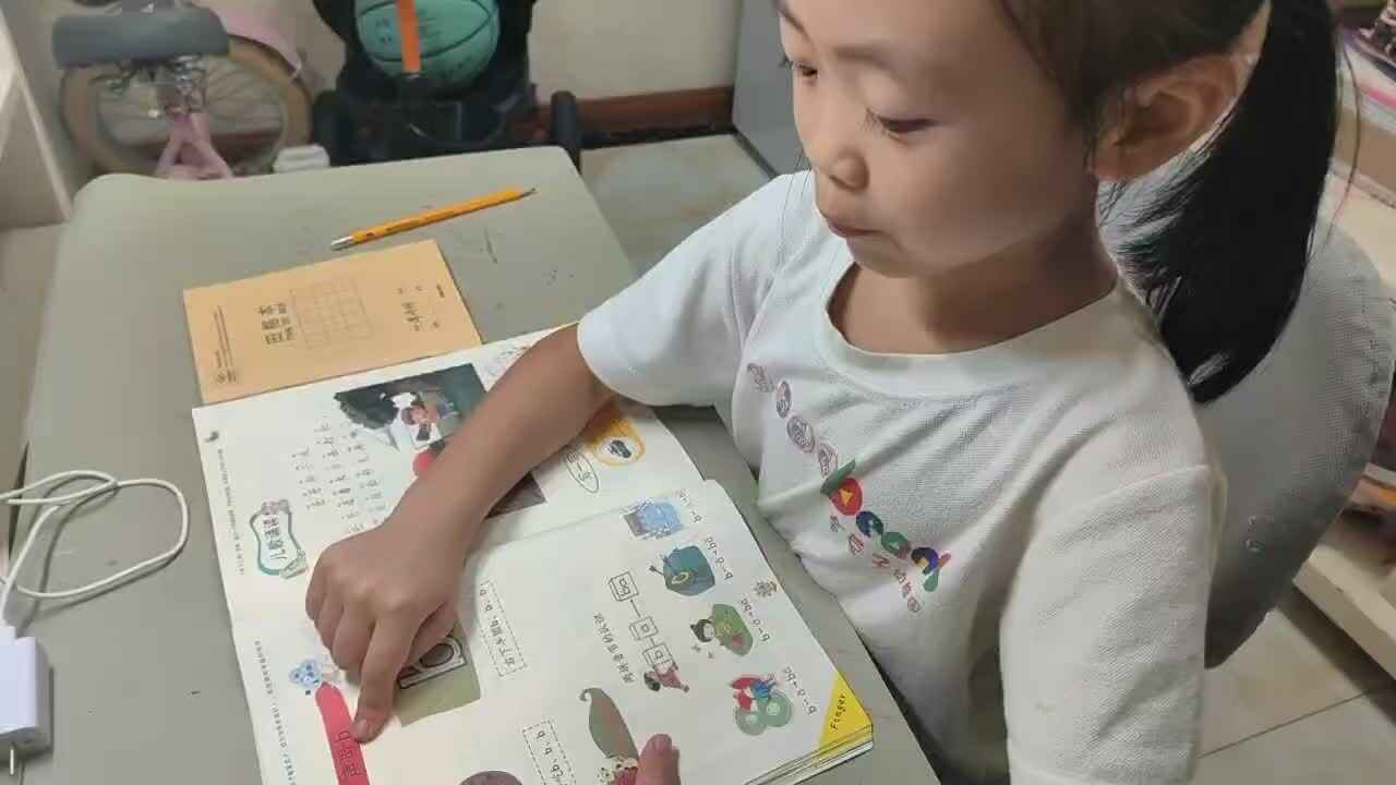 ⁣⁣⁣⁣⁣⁣2025年9月25日学前B班谭诗锜完成拼音书《声母b的拼读》