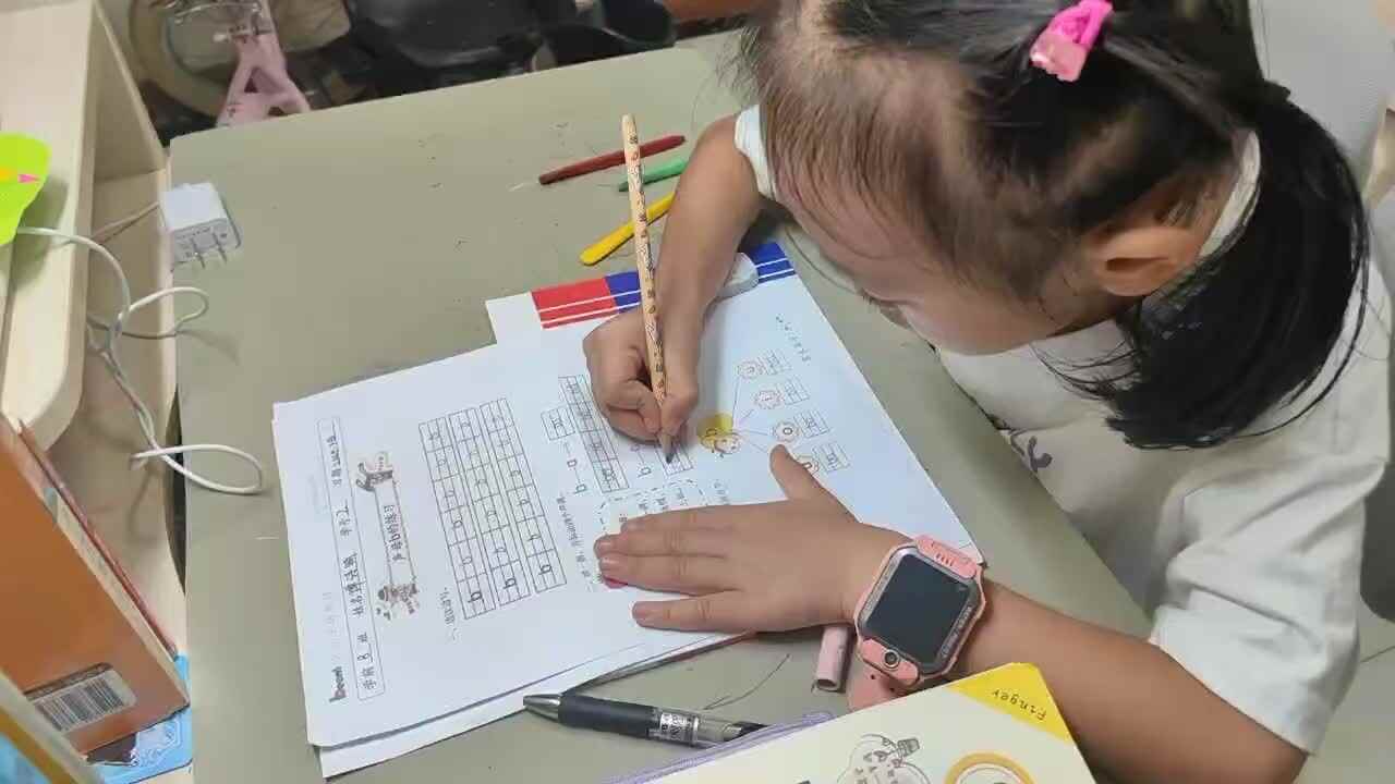 ⁣2025年9月23日学前B班谭诗锜完成《声母b的练习单》