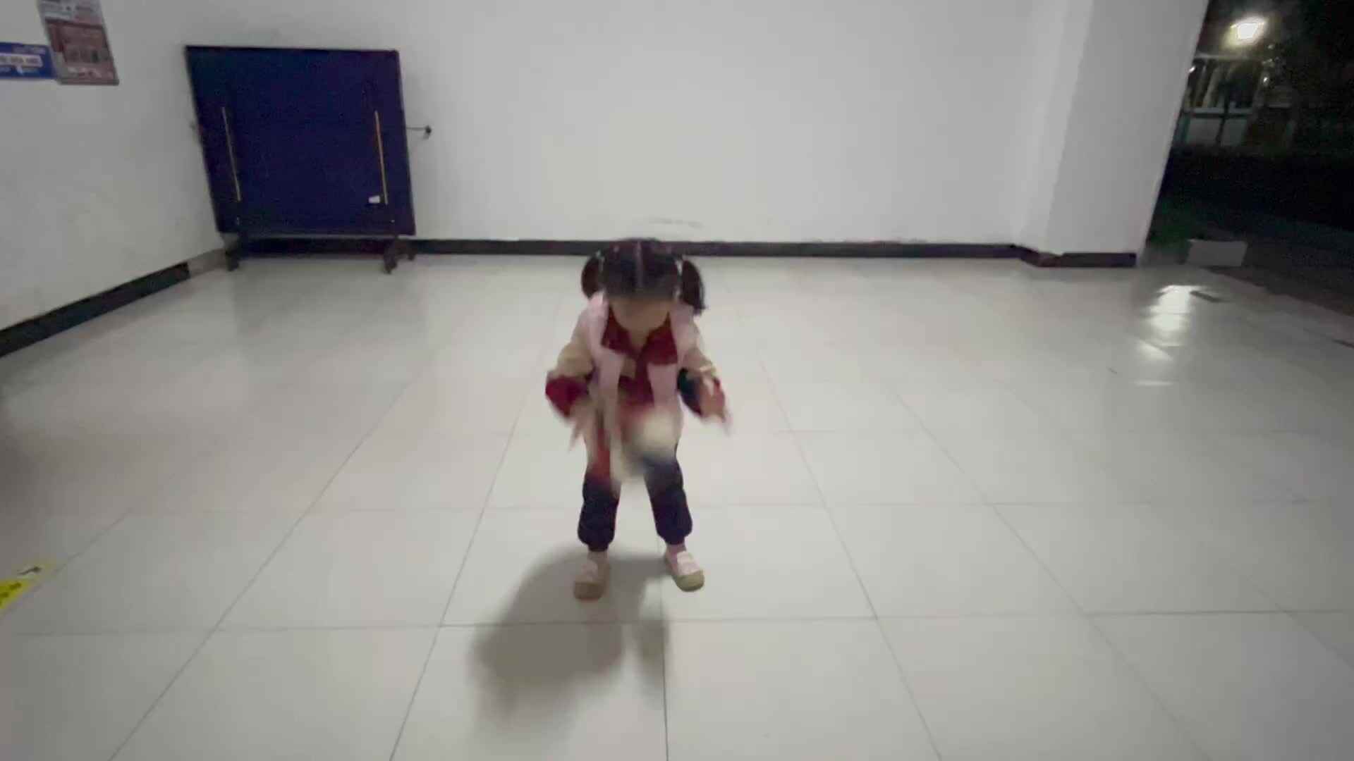 11.17学前A班赵欣奕旋转拍球