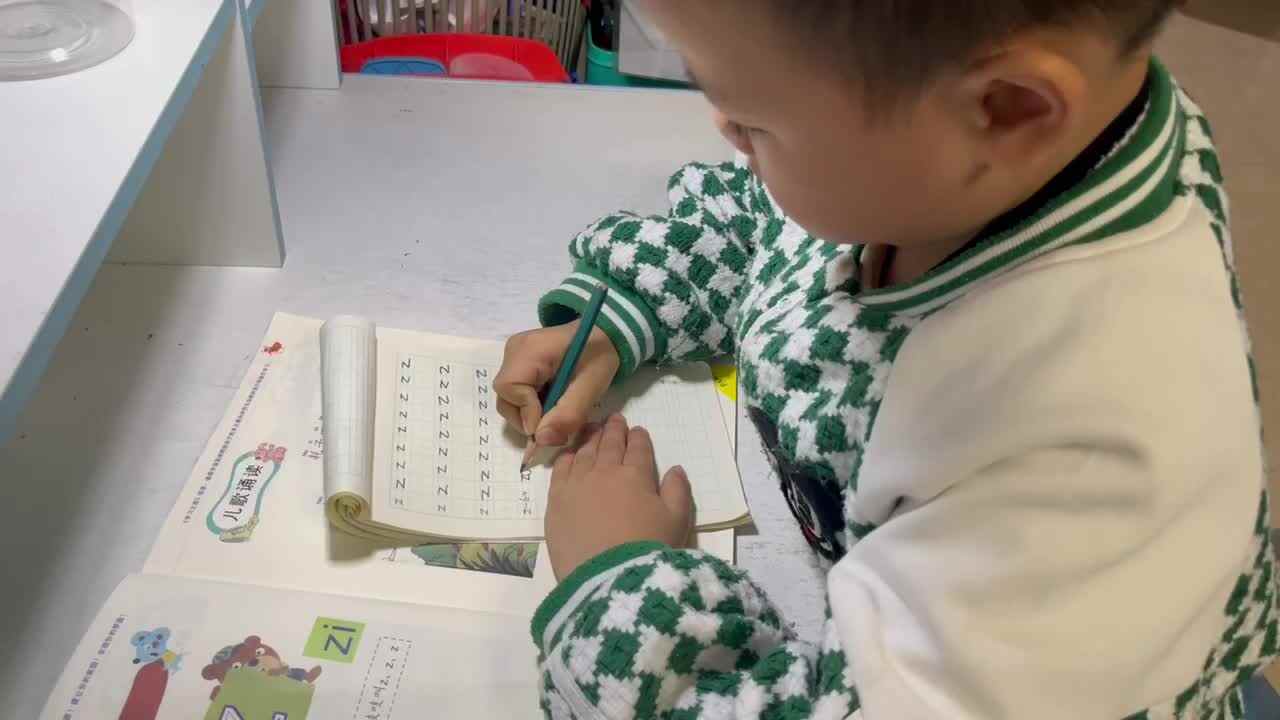 ⁣⁣⁣11.11 田熙辰（完成拼音z作业单） trim.E152B1B3-BDD6-4C28-8CF0-B5CB4C65D98D.MOV