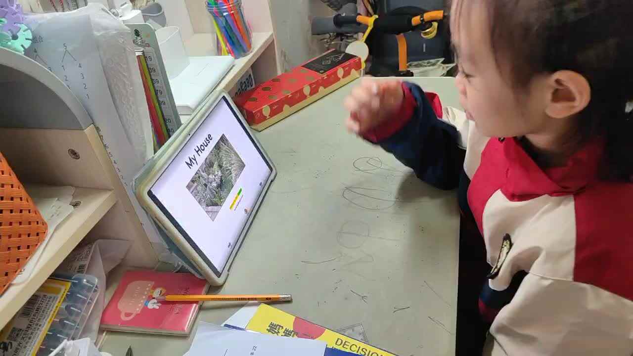 ⁣⁣⁣⁣⁣⁣⁣⁣⁣⁣2025年11月7日学前B班谭诗锜完成《鲨鱼英语22页锦囊视频My House》