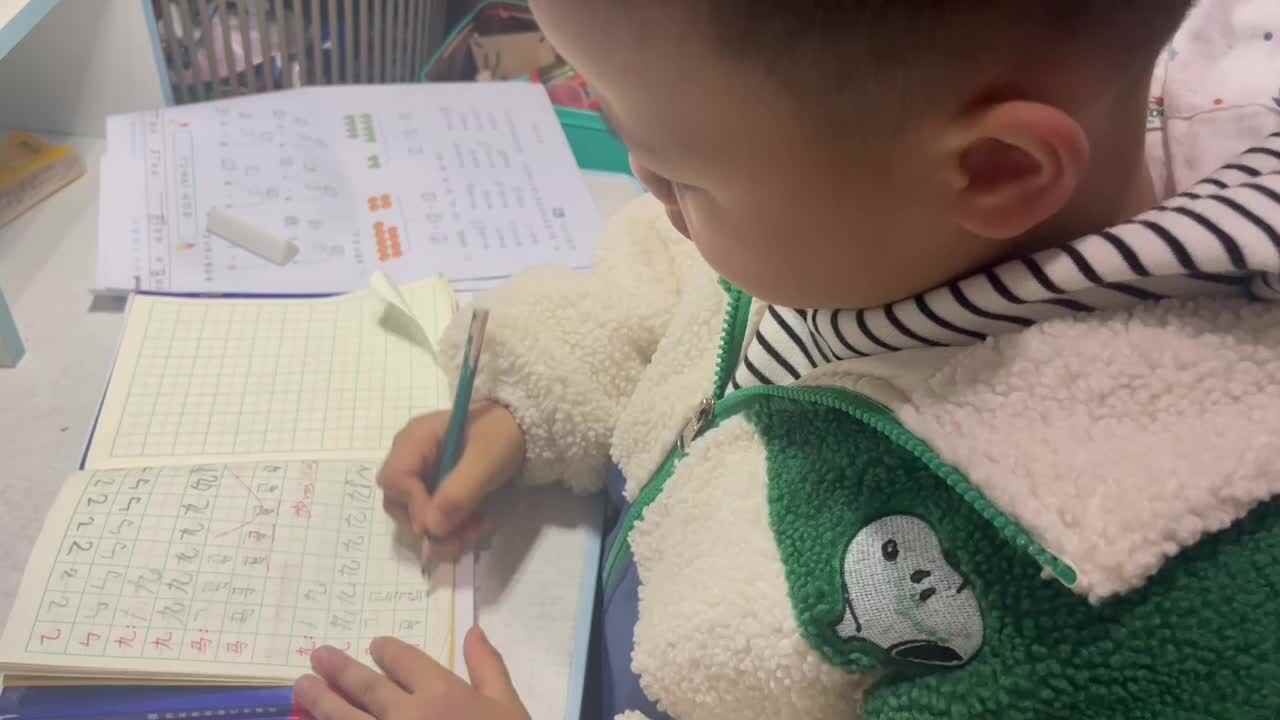 ⁣⁣11.27 学b 田熙辰（完成语文写字） trim.B75B2F77-4F9F-4EA3-907D-8C0BBA179B9E.MOV