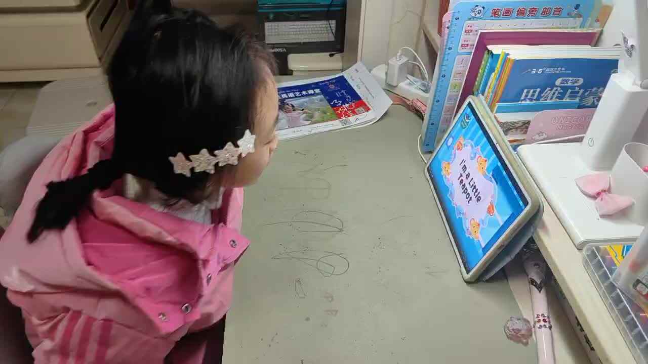 ⁣⁣2025年11月23日学前B班谭诗锜观看鲨鱼英语艺术课堂24页视频《I'm little teapot我是一只小茶壶》