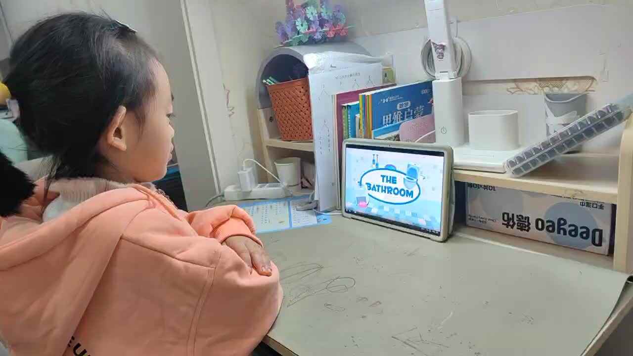 ⁣⁣2025年11月15日学前B班谭诗锜观看鲨鱼英语24页英文视频《The bathroom认识浴室》