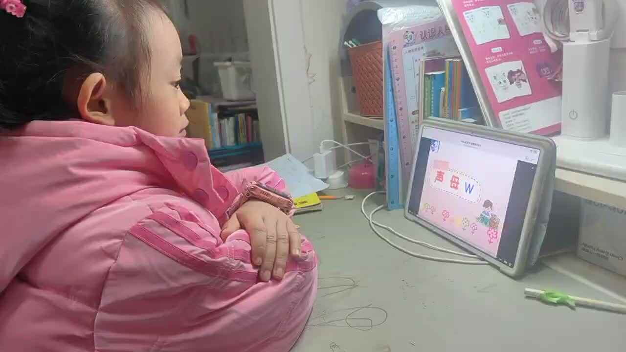 ⁣⁣⁣⁣2025年11月18日学前B班谭诗锜观看拼音艺术课堂47页视频《声母w的发音》