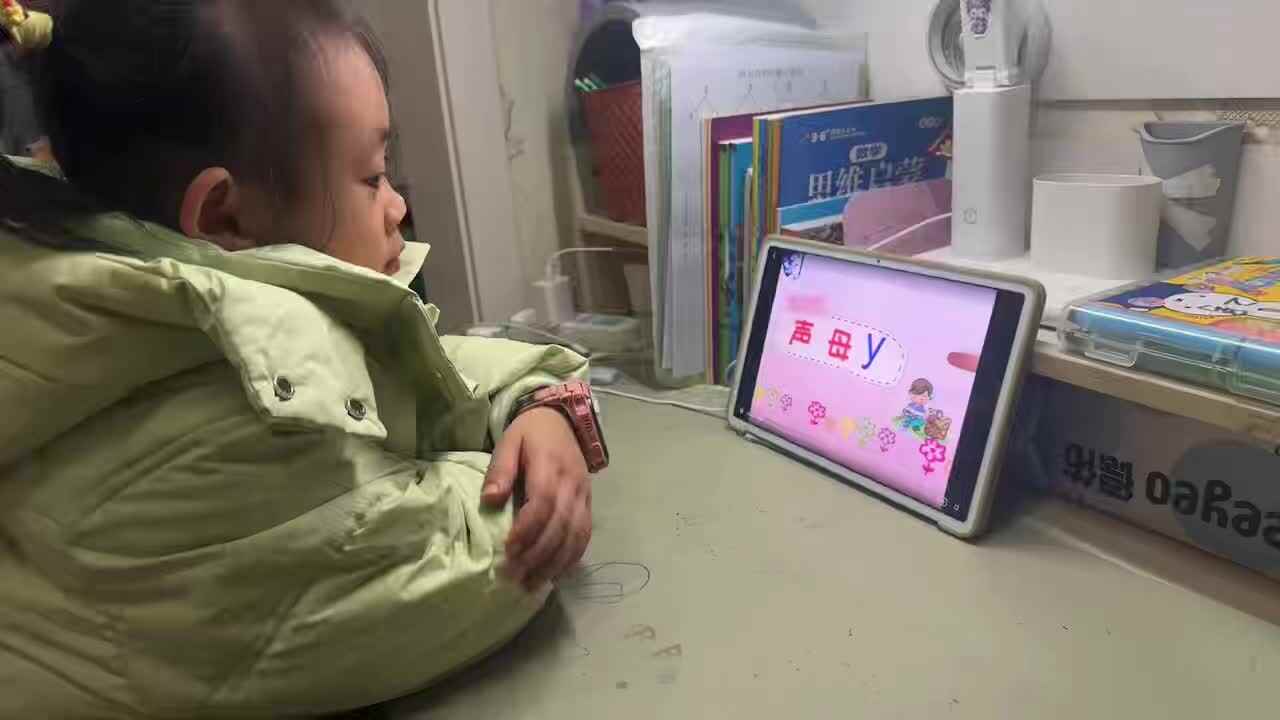 ⁣⁣2025年11月17日学前B班谭诗锜观看拼音艺术课堂47页视频《y的发音》