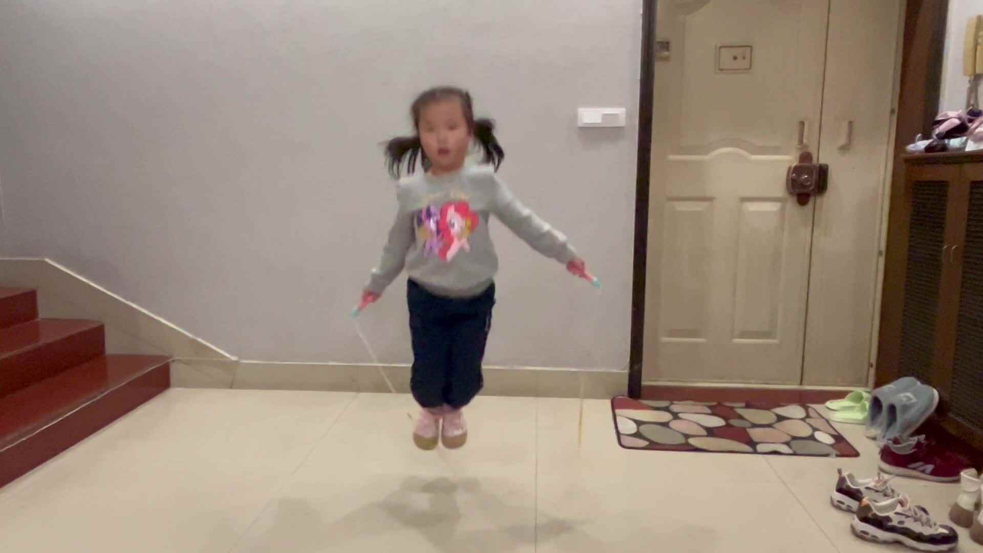 11.25学前A班赵欣奕练习跳绳