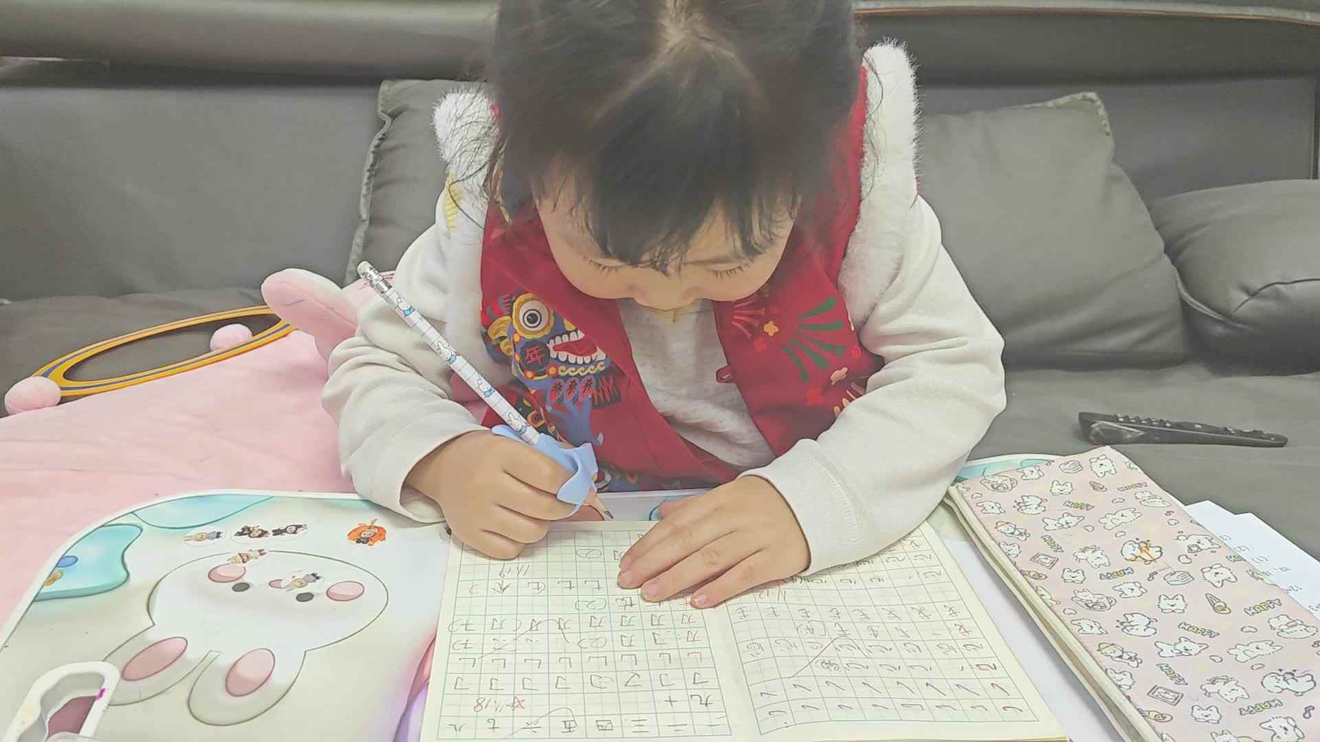 学前A班2025.9.11.19张艺涵-汉字练习.mp4