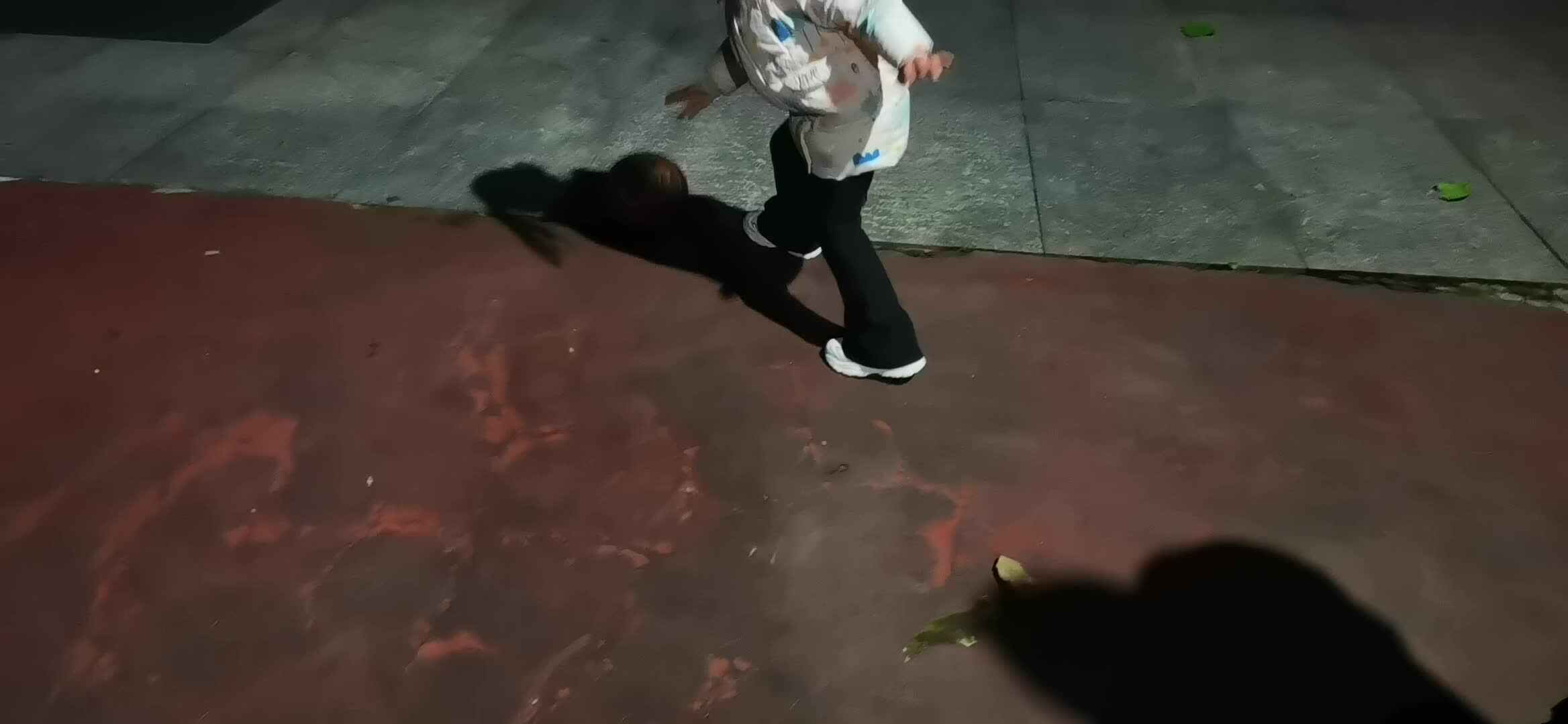 大班马司雨练习拍球