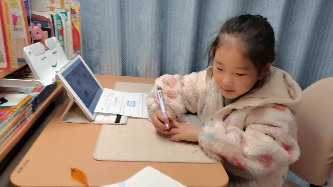 VID_20251121_学前B班宁汐言看英文视频《Kitchen朗读示范》进行跟读。