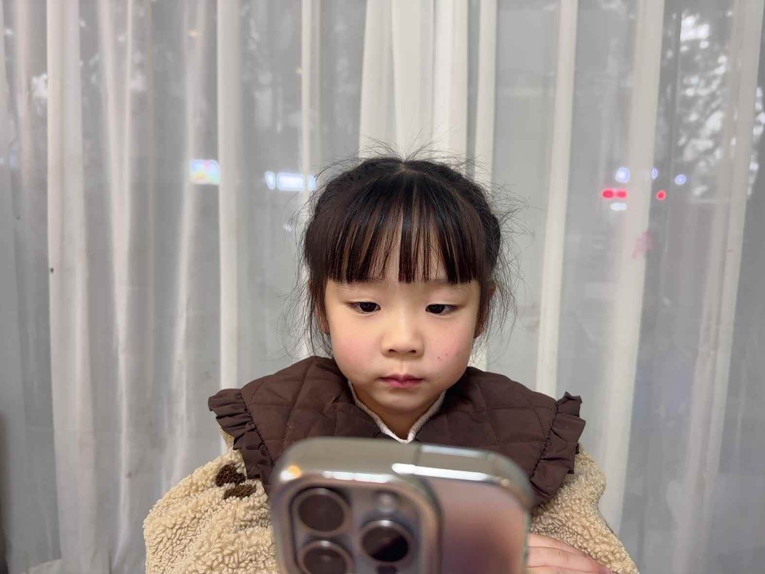 2025年11月17日大A班夏爱林～观看英语视频