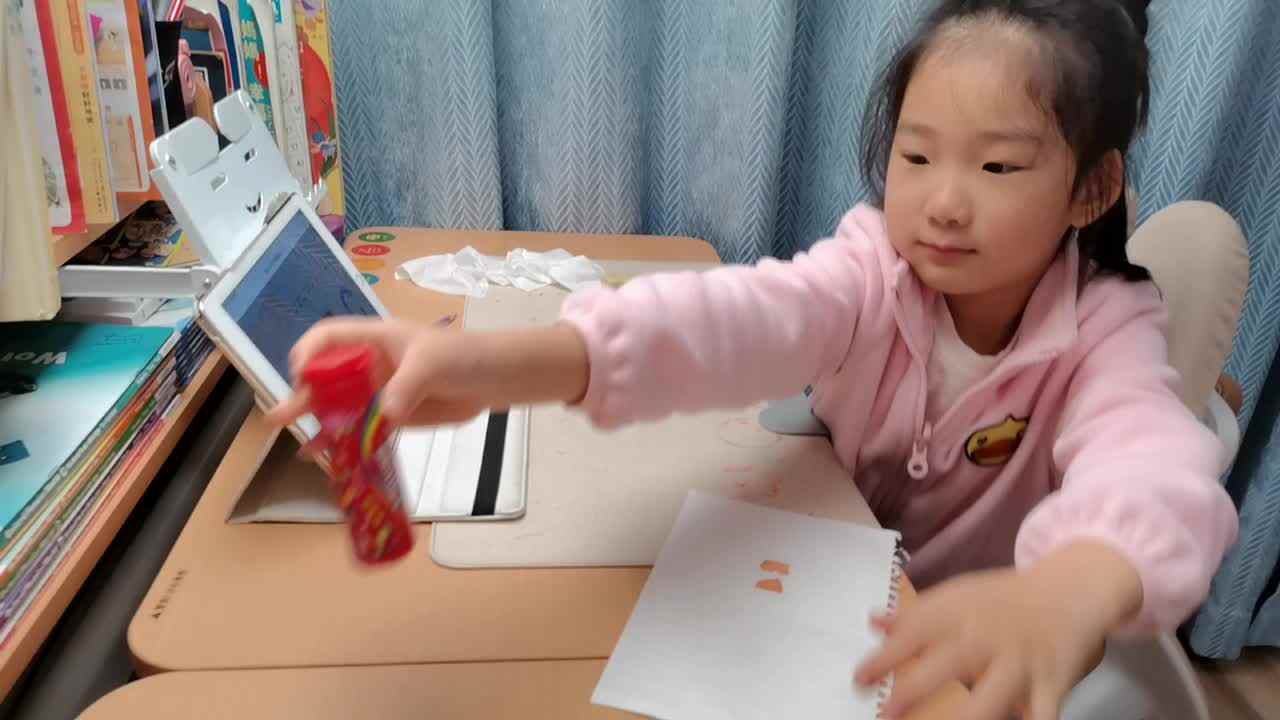 VID_20251113_学前B班宁汐言看视频声母C的书写